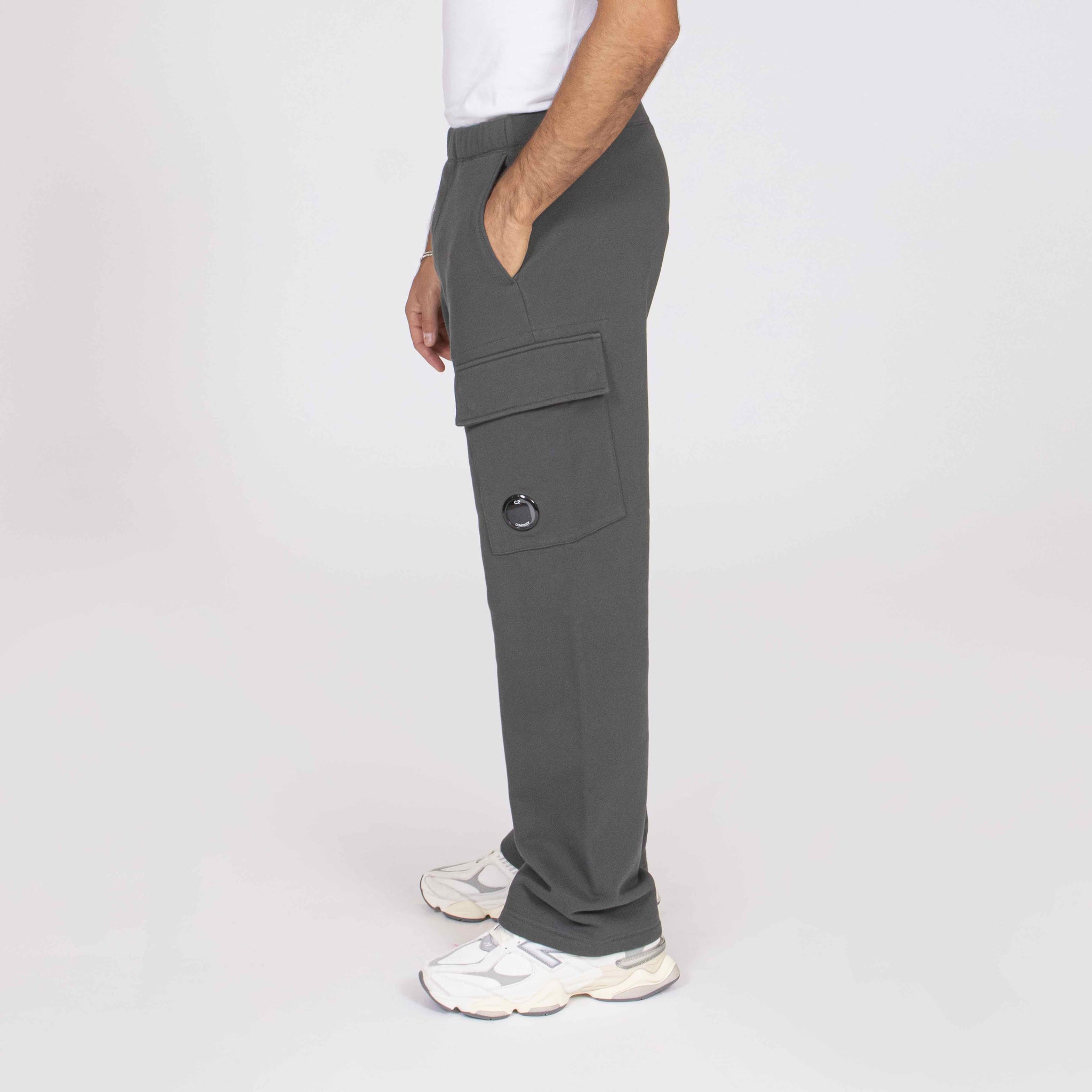 C.P. COMPANY DIAGONAL RAISED FLEECE CARGO SWEATPANTS DARK SHADOW 